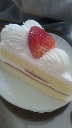 ツルヤのケーキ食べ比べ~♪ ツルヤのケーキ食べ比べ~♪
