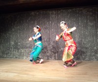 夜桜パフォーマンス インド舞踊