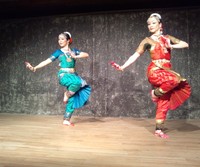 夜桜パフォーマンス インド舞踊