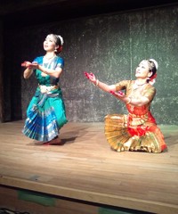 夜桜パフォーマンス インド舞踊