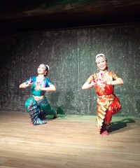 夜桜パフォーマンス インド舞踊