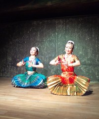 夜桜パフォーマンス インド舞踊