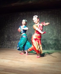 夜桜パフォーマンス インド舞踊
