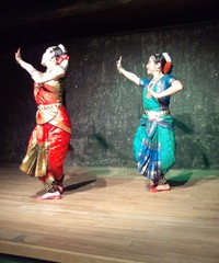 夜桜パフォーマンス インド舞踊