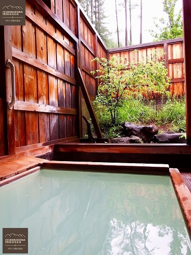 白い天然温泉の宿　福島屋の露天風呂