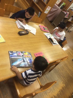 図書館で