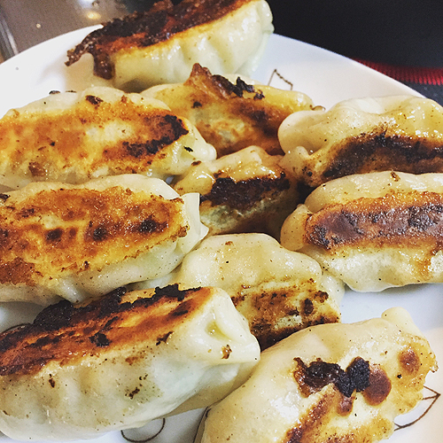 ひとくちで食べるべき餃子の姿……安曇野餃子館の焼き餃子を。