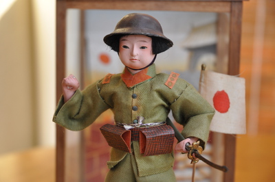 桜の下で３月に送られた兵士は５月、最前線に立っておりました―節句人形に見る戦時