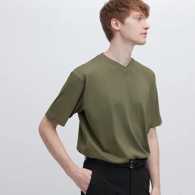 ユニクロの傑作?リラックスフィットVネックTシャツ(半袖)を試着してみたら・・・ ユニクロの傑作?リラックスフィットVネックTシャツ(半袖)を試着してみたら・・・