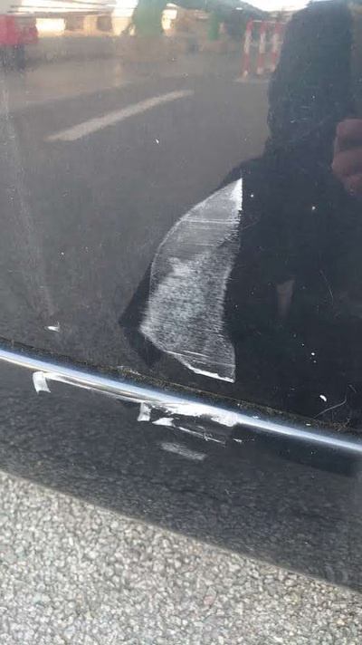 犯人を探しています。銀行の駐車場で、当て逃げをされました。 犯人を探しています。銀行の駐車場で、当て逃げをされました。