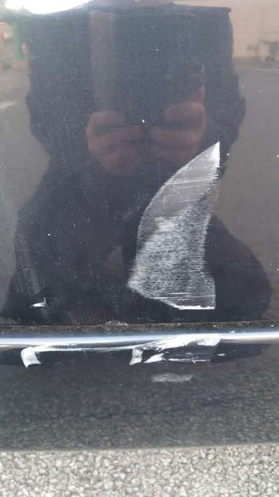 犯人を探しています。銀行の駐車場で、当て逃げをされました。 犯人を探しています。銀行の駐車場で、当て逃げをされました。