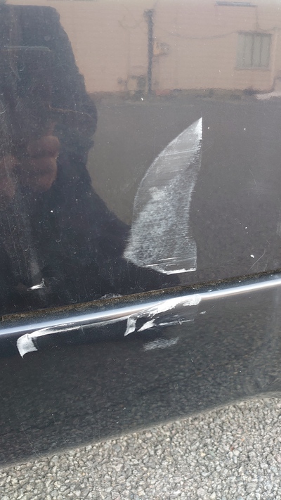 犯人を探しています。銀行の駐車場で、当て逃げをされました。 犯人を探しています。銀行の駐車場で、当て逃げをされました。