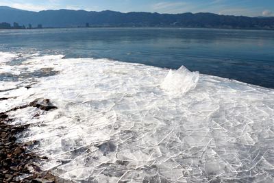 2019御神渡りの兆候は･･･打寄せる薄氷も綺麗な諏訪湖