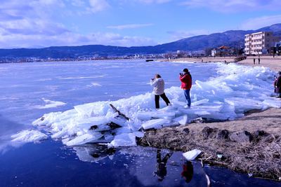 御神渡りに期待が高まります　諏訪湖岸に打ち寄せられた氷