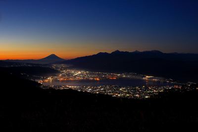 人気のフォトスポット　高ボッチ高原からの夜明けの富士山と諏訪湖