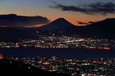 諏訪盆地の夜明け　富士山朝焼けを岡谷市から