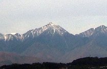 冠雪した北アルプスと紅葉