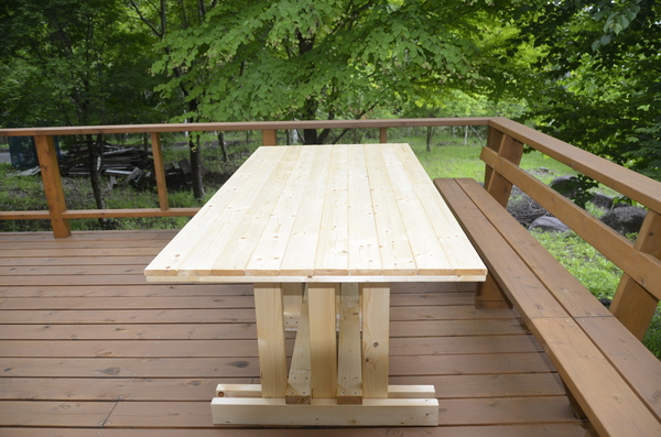 DIY　ガーデンテーブル　SPF材2×4　ウッドデッキに　素人向け