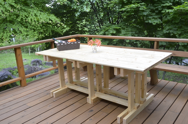 DIY　ガーデンテーブル　SPF材2×4　ウッドデッキに　素人向け