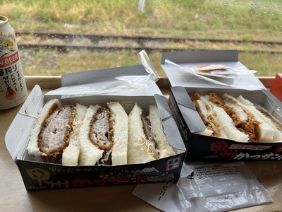 小淵沢駅、丸政の出来立てカツサンド2種を、ハイレール1375内でかぶりつく! 小淵沢駅、丸政の出来立てカツサンド2種を、ハイレール1375内でかぶりつく!