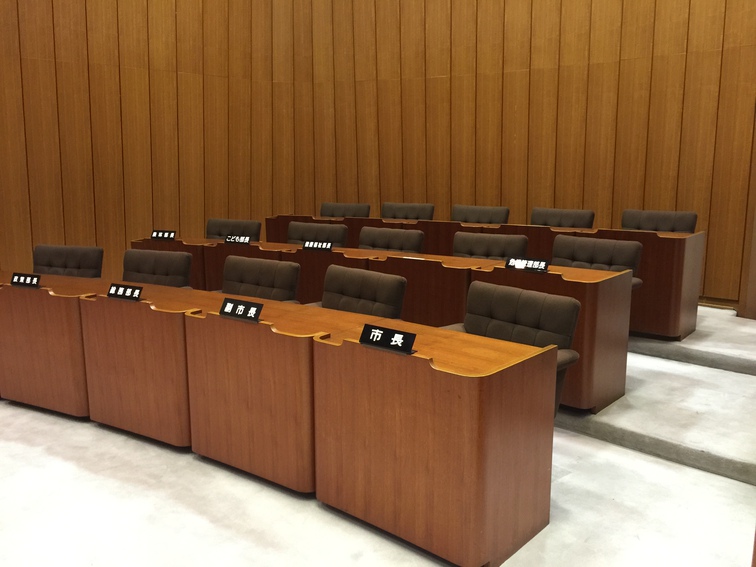 熊本市議会の子連れ議場出席について。松本市議会では、議場入り口の子ども控室で保育士さんに預けることができます。