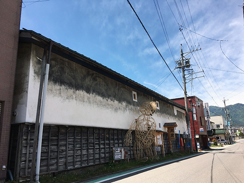 道路沿いには、大きなお顔あります