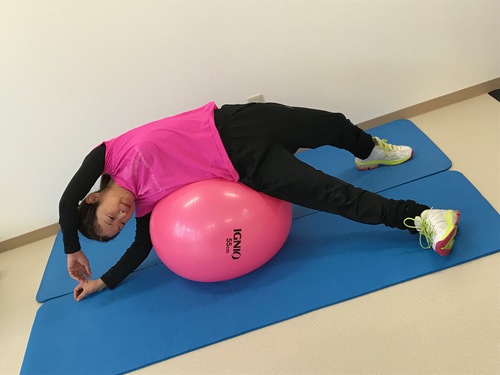 バランスボールを使ったストレッチ