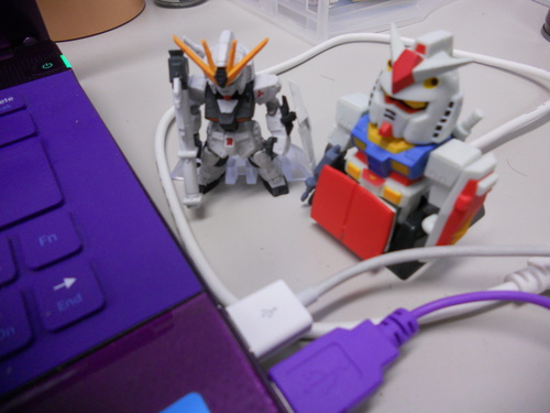 机の上にガンダム！？