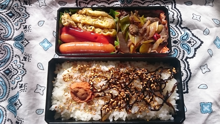鶏もつとソーセージの弁当