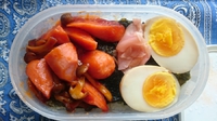 （手抜き）魚肉ソーセージチリ炒めと味玉のっけ弁当