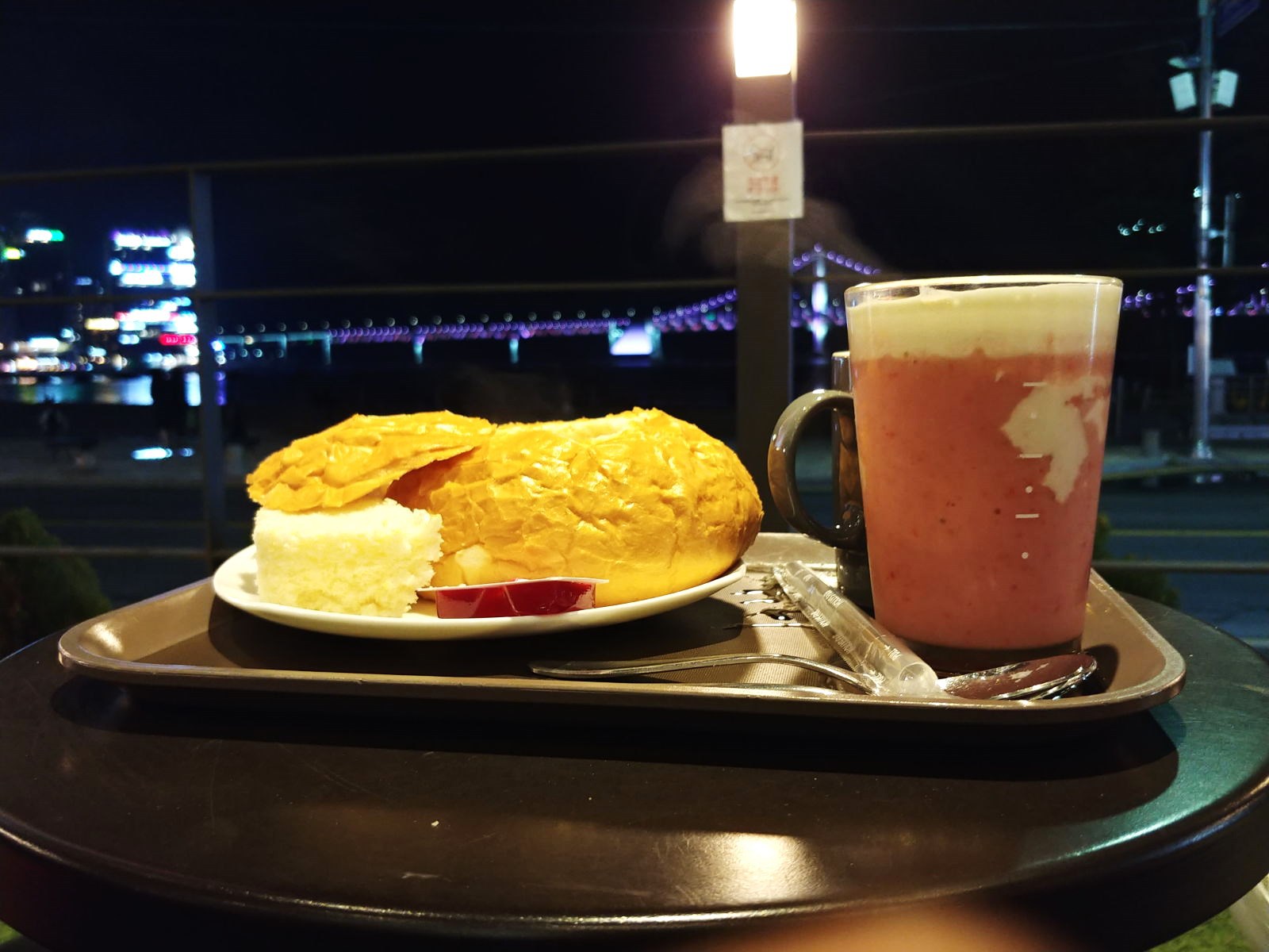 釜山水営区広安洞　HOLLYS COFFEE　 マッシュルームスープボール＆イチゴチーズクリームブラーサム