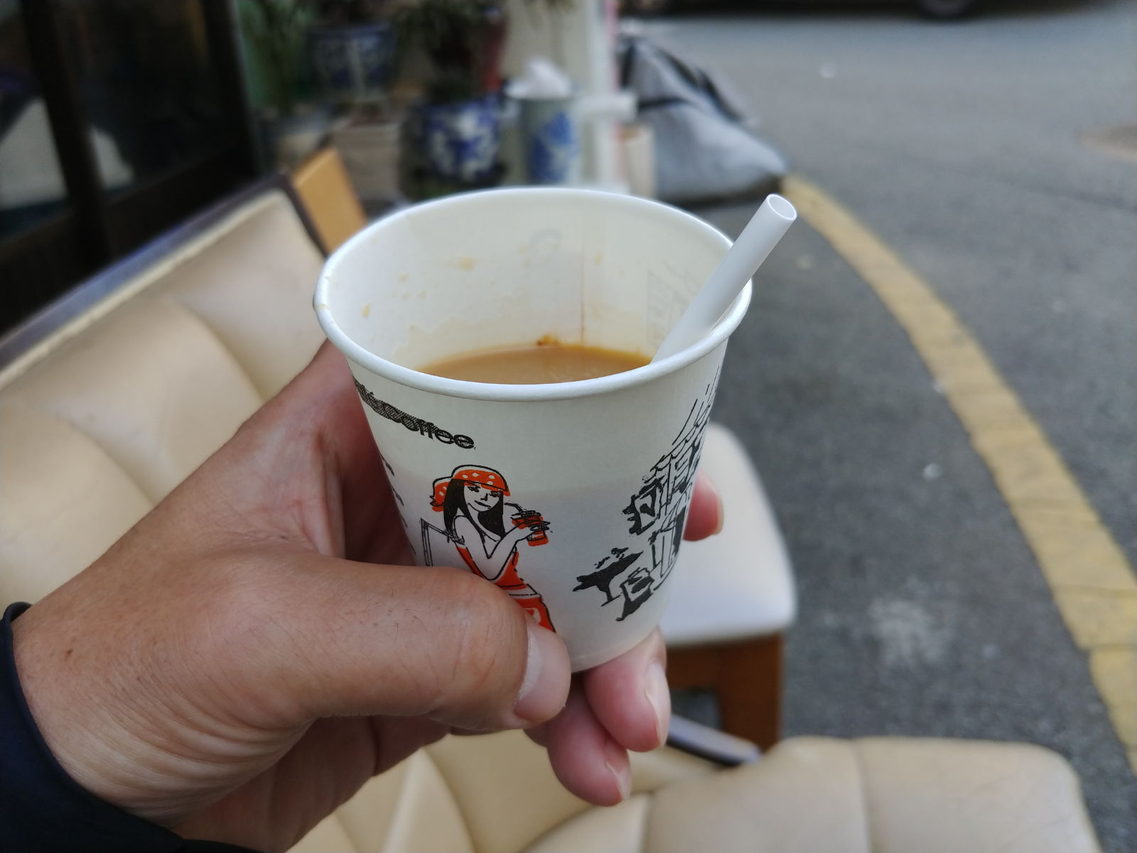 釜山水営区広安洞　煙草を売ってる引越し屋さんの事務所兼売店の前の自販機のカップコーヒー