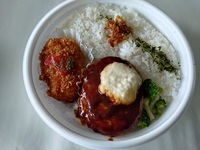 ファミリーマート『デミハンバーグ＆カニクリームコロッケ弁当』