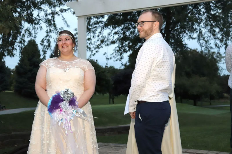 robe de mariée grande taille courte encolure illusion en dentelle