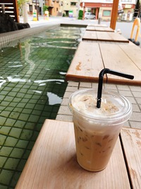 ファミリーマート信州上山田温泉店の足湯とサクランボ。