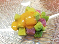 アボカドとまぐろの黄身酢がけ
