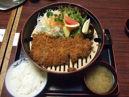 とんかつ・豚肉料理こぶたや ～高座豚、なんという大きさだ～