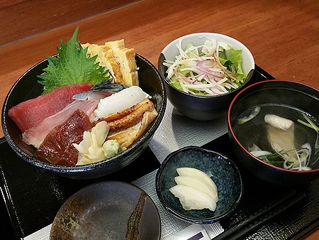 菊寿司　～ランチは好きなネタが選べる海鮮丼～