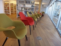 図書館の椅子