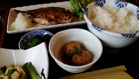 蛍で日替わりランチ（塩サバ＆唐揚げ）を食べる