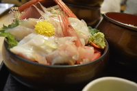 軍ちゃんで海鮮丼を食べる