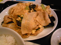 信華、豚肉ときくらげ、卵いため定食６８０円