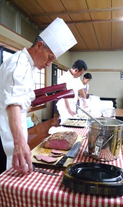 行列のできる炊き出しには・・・