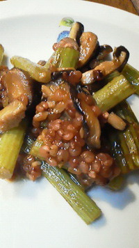 たかきびと春シイタケとフキの醤油麹炒め