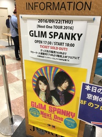 褒めますとも。