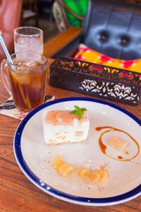 CAFE VOLTAで桃のレアチーズケーキ