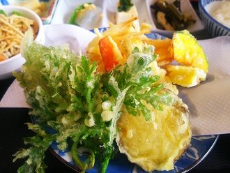 信州そばと地元野菜の天ぷら  ままそば