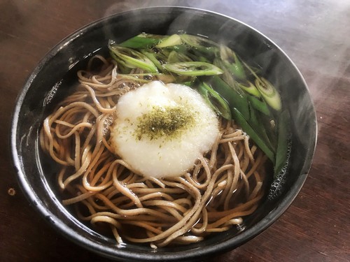朝の賄いは温かいお蕎麦