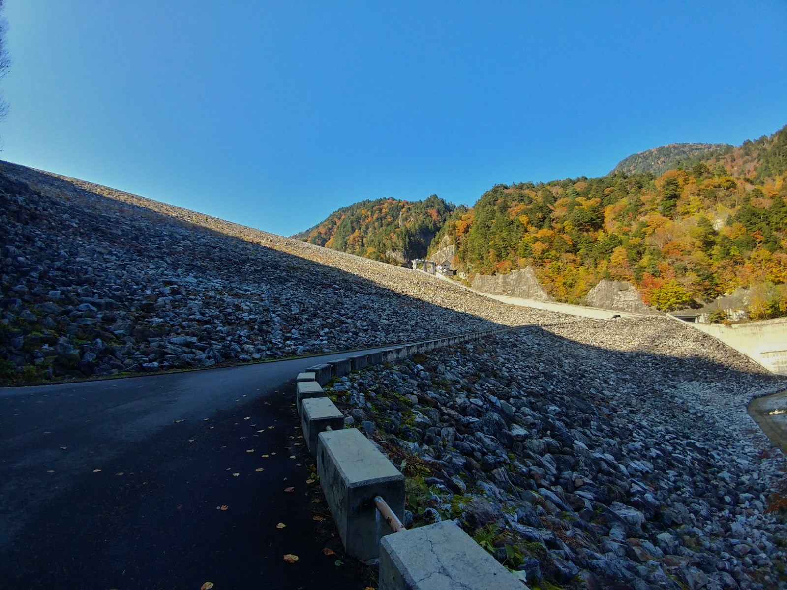 紅葉の絶景露天風呂　きのこ御飯＆きのこ豚汁　＠大町市高瀬渓谷七倉山荘