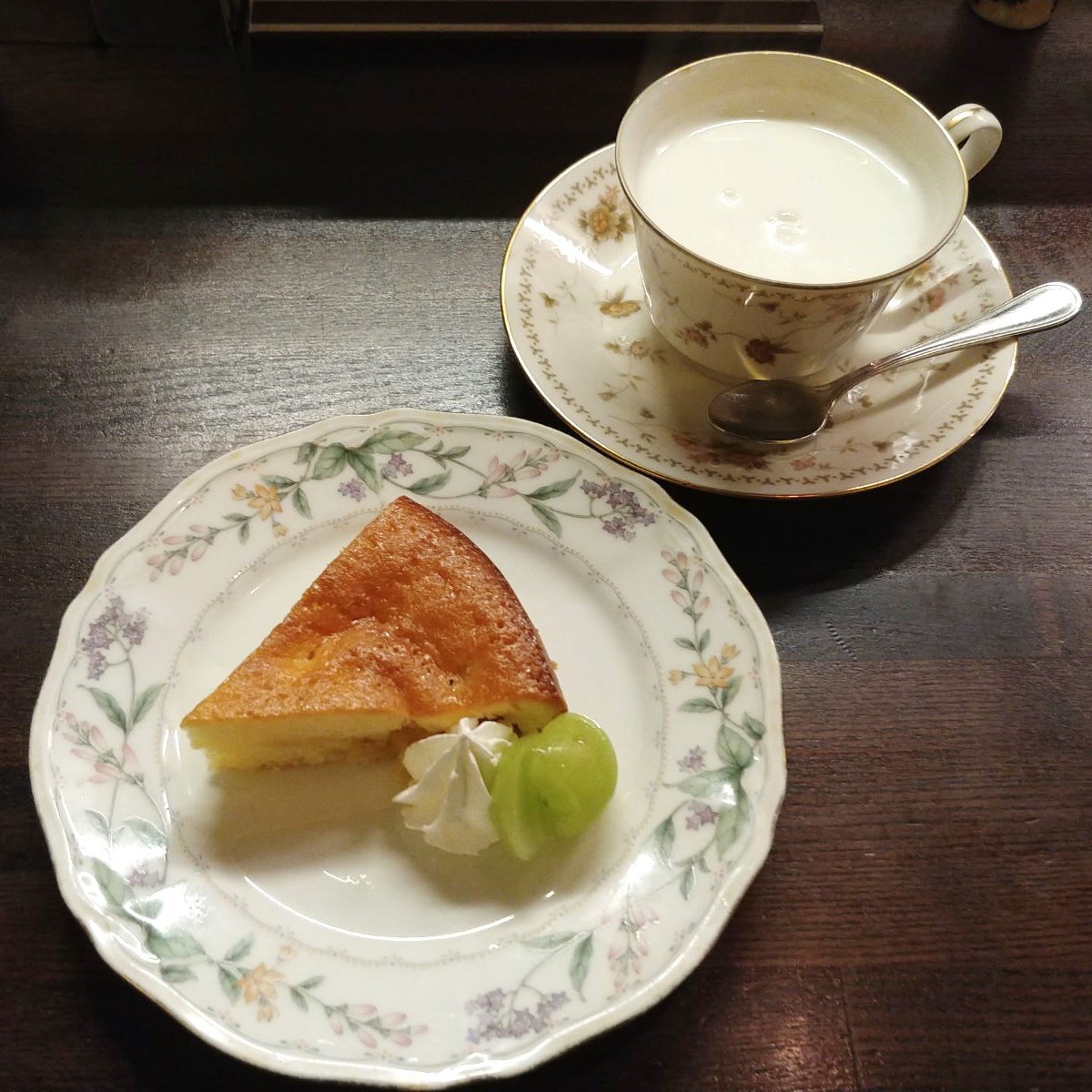 パイナップルケーキ＆ホットミルク　＠北松本駅前純喫茶 ピーナッツスイ―ツグルメ